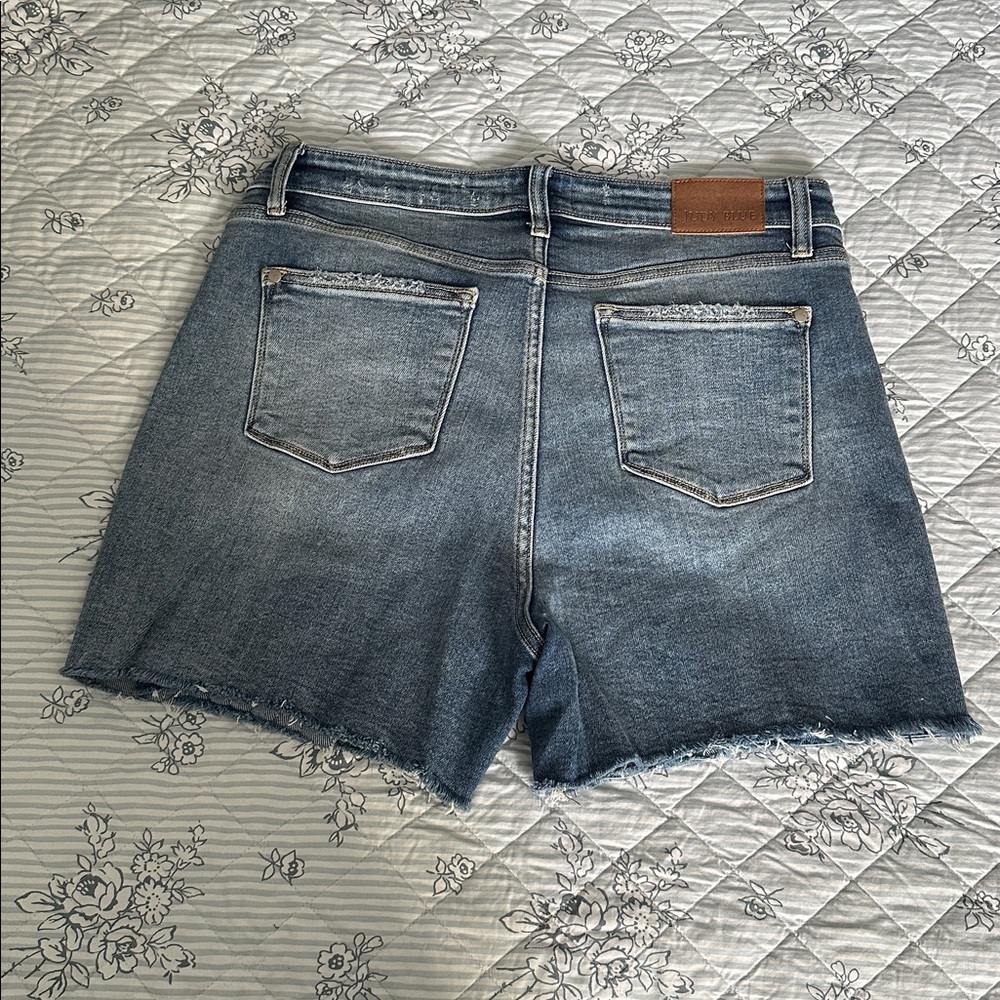 Judy Blue Light Wash Denim Shorts - Picture 5 of 5
